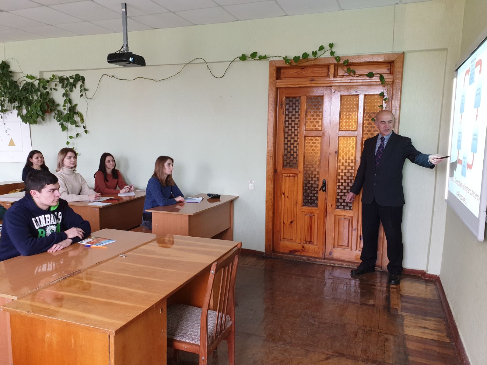 Лекції фахових дисциплін англійською на кафедрі менеджменту Уманського НУС, як засіб підвищення  мобільності та конкурентності майбутніх випускників 