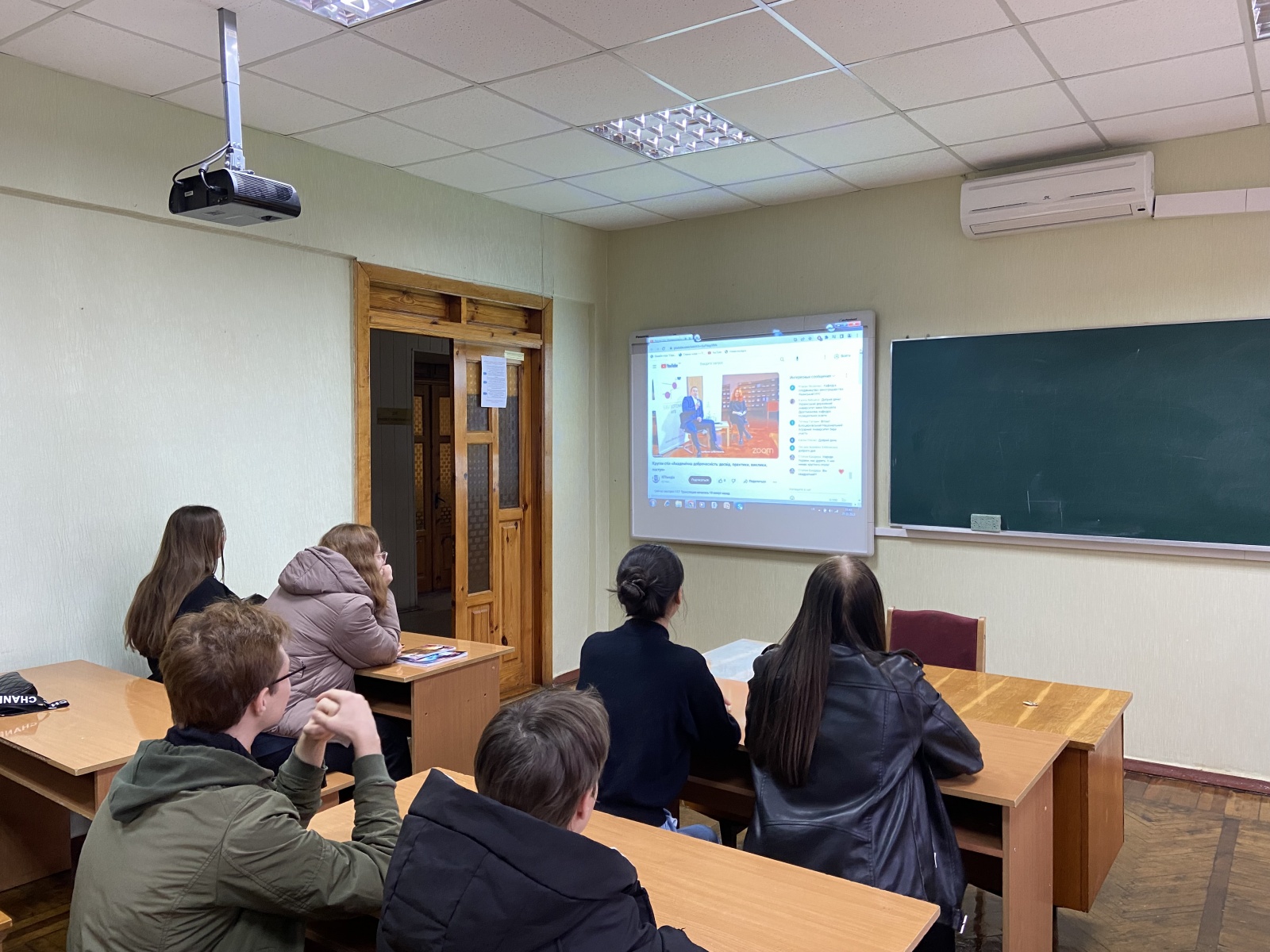 Викладачі та здобувачі вищої освіти - учасники круглого столу 