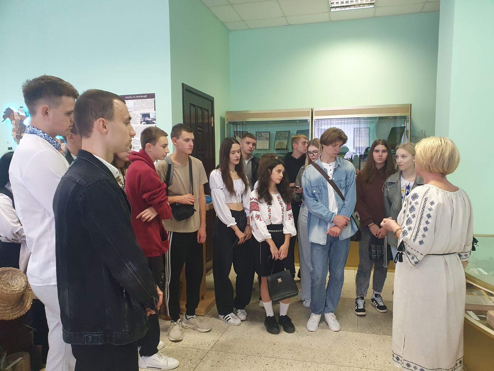 Екскурсія першокурсників факультету менеджменту до музейної кімнати університету