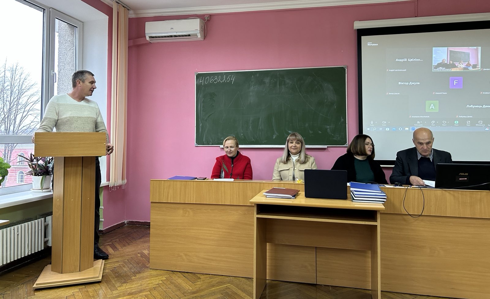 Вітаємо магістрів спеціальності 073 «Менеджмент» з успішним захистом дипломних робіт!